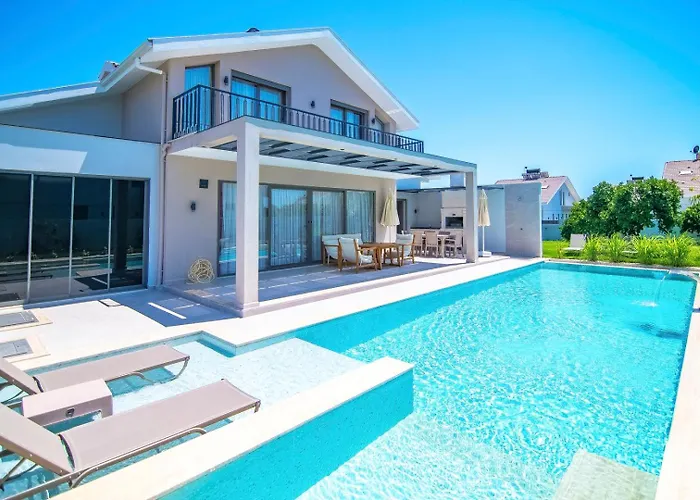 Plaja Yakin Lueks Villa