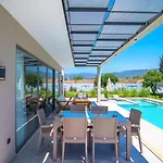 Plaja Yakin Lueks Villa