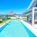 Villa Plaja Yakin Lueks *