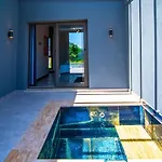 Plaja Yakin Lueks Villa *