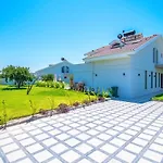 Villa Plaja Yakin Lueks *