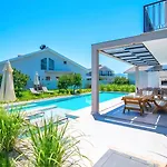 Villa Plaja Yakin Lueks *