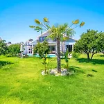 Villa Plaja Yakin Lueks *
