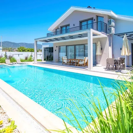 Plaja Yakin Lueks Villa *