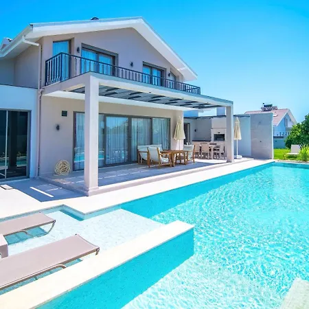 Plaja Yakin Lueks Villa