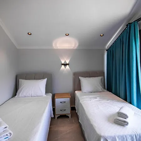 Plaja Yakin Lueks Villa *