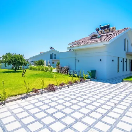 Villa Plaja Yakin Lueks *