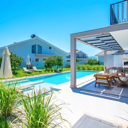 Villa Plaja Yakin Lueks *